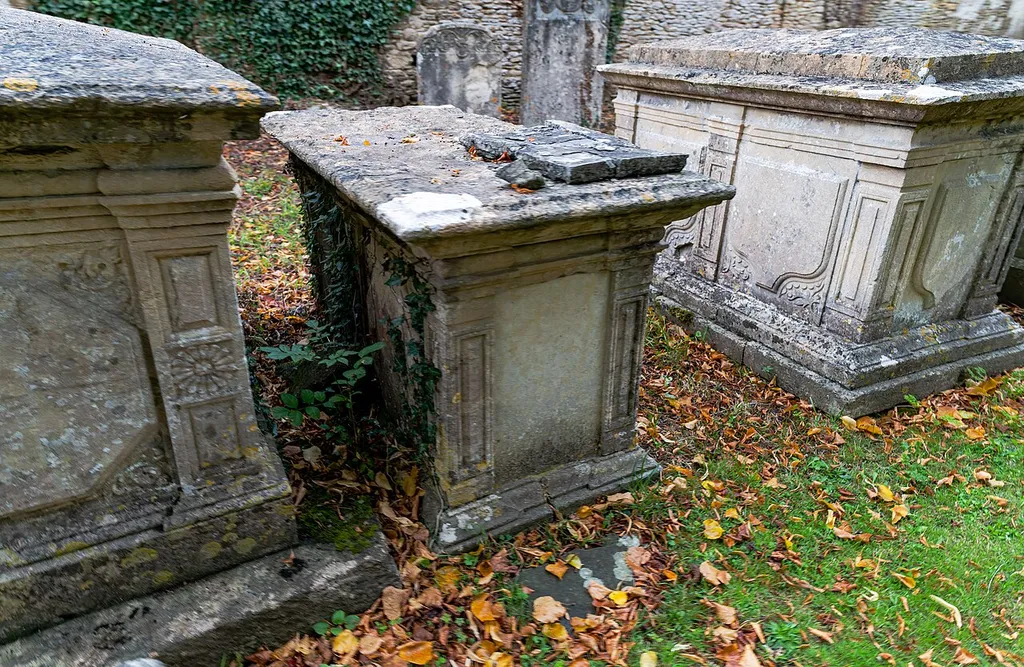 Corsham: UNIDENTIFIED MONUMENT IN CHURCHYARD ABOUT 1 METRE NORTH OF G. NEALE MONUMENT NORTH OF NORTH WEST END OF CHURCH OF ST BARTHOLOMEW