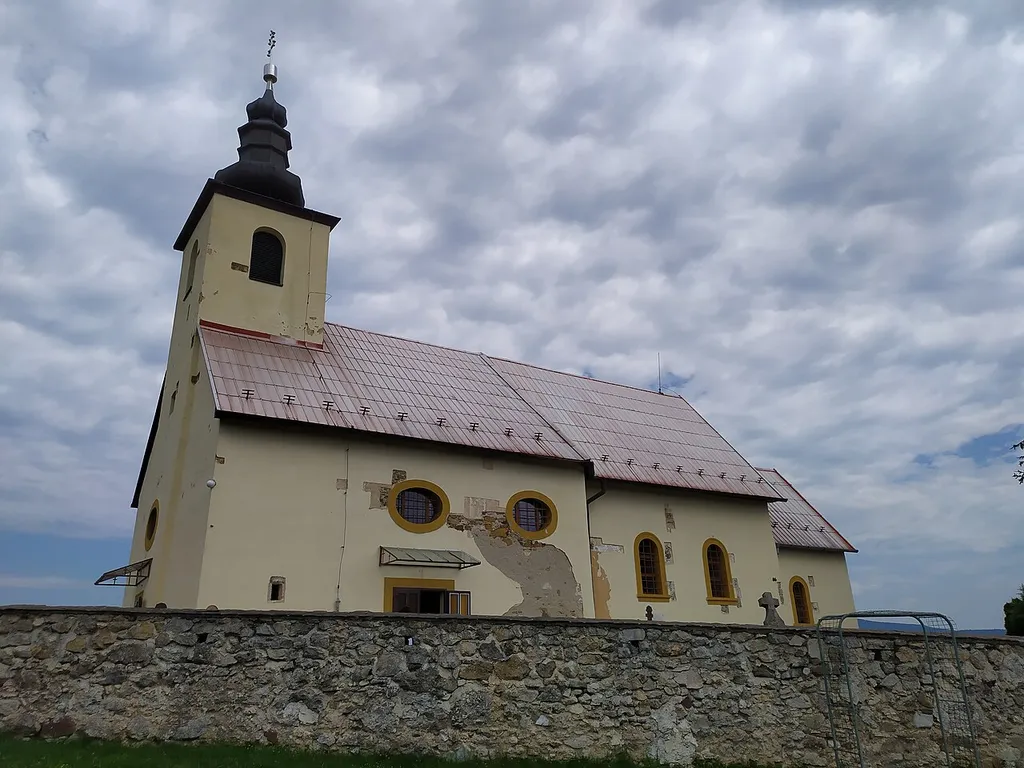 Hradište (okr. Partizánske), Kostol svätého Barnabáša; celkový pohľad