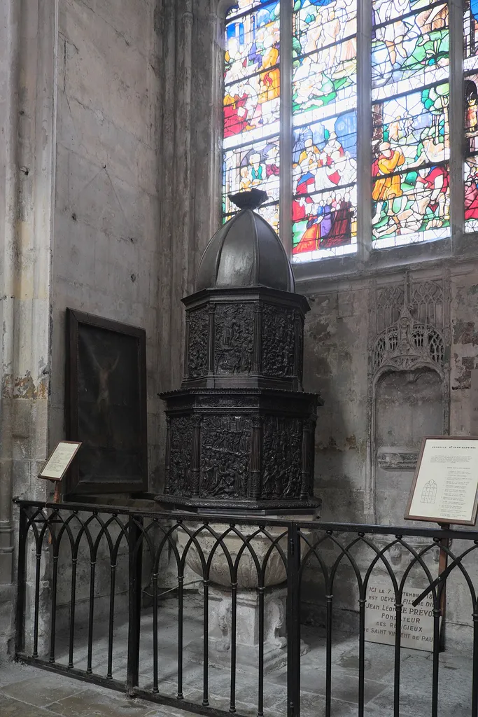 Kirche Notre-Dame in Caudebec-en-Caux (Rives-en-Seine) im Département Seine-Maritime in der Region Normandie/Frankreich, Taufbecken mit holzgeschnitztem Aufsatz, von 1590 und 1612