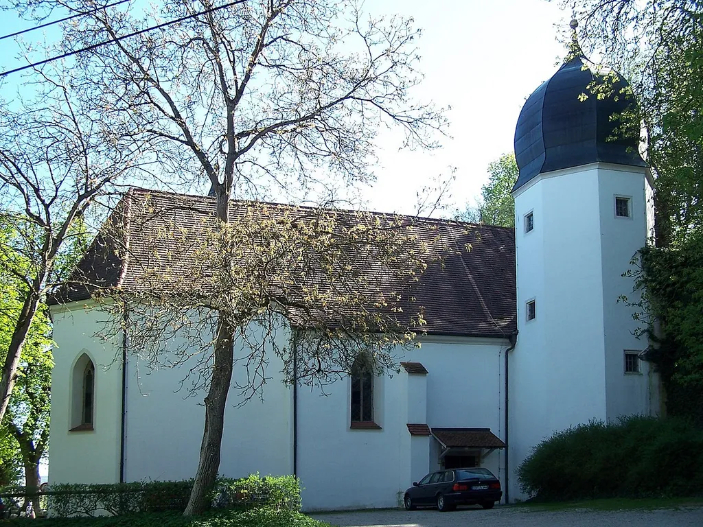 Pilsting, Leonsberg. Katholische Filialkirche Mariä Himmelfahrt, ehem. Schlosskapelle St. Pankratius, Saalbau mit Südturm, Anfang 16. Jahrhundert, Zeltdach 1841; mit Ausstattung; nördlich spätmittelalterlicher Turm der Burgruine Leonsberg mit Zwiebeldach baulich integriert.