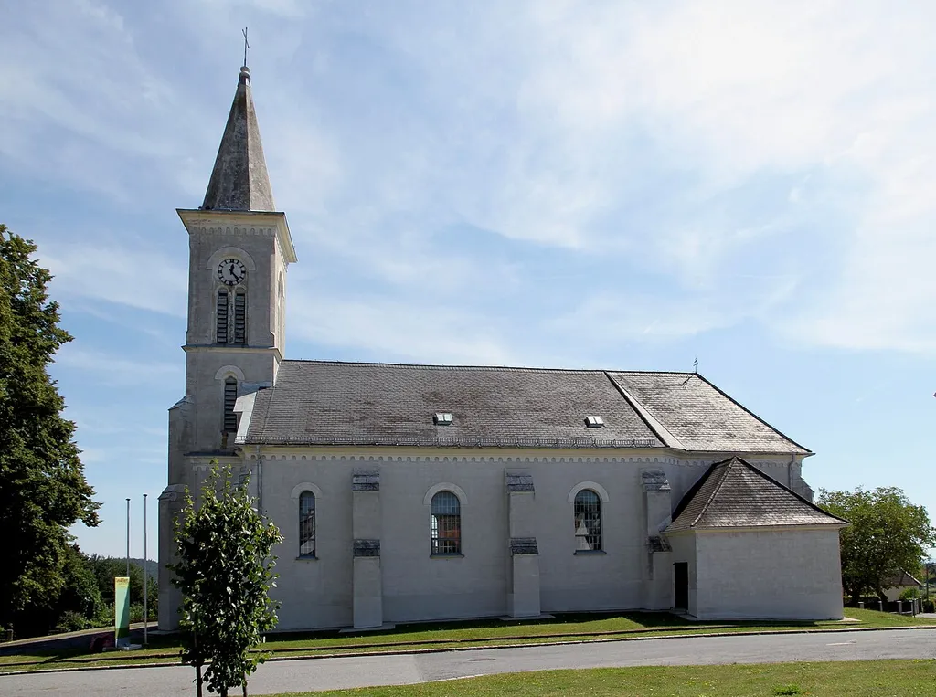 Katholische Pfarrkirche hl. Michael in Landsee, ein Ortsteil der burgenländischen Marktgemeinde Markt Sankt Martin. Ein klassizistischer Sakralbau mit neoromanischen Ergänzungen. Die Kirche wurde im Jahr 1800 errichtet, ist 1897 abgebrannt und wurde 1909 umgebaut.