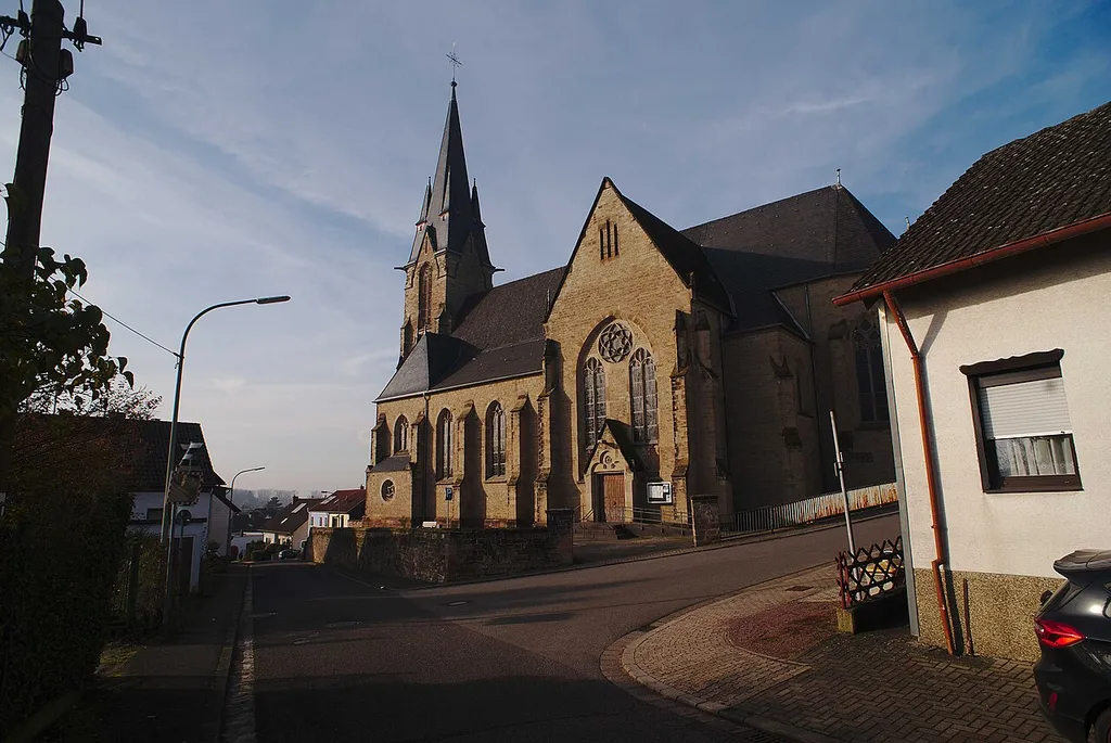 Blick von der Seite auf die Kirche St. Blasius und Martinus in Saarwellingen.