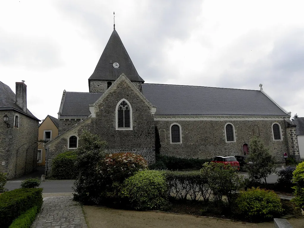 Église Notre-Dame de Saulges (53). Flanc nord.