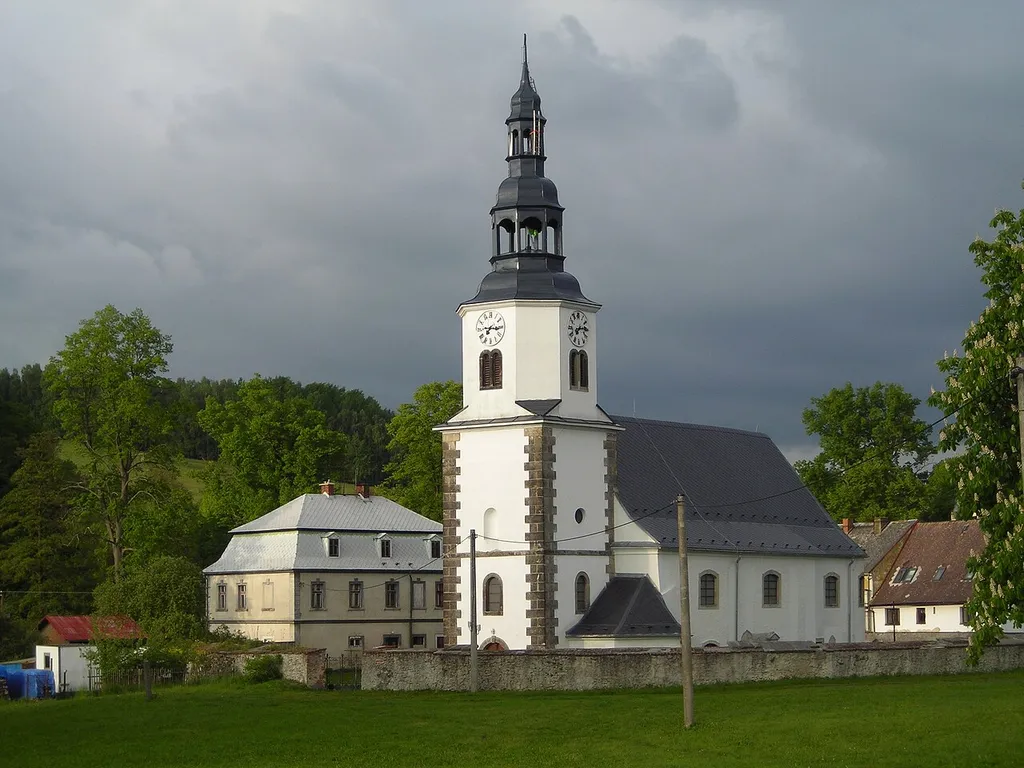 Kostel sv. Mikuláše v obci Bílý Kostel nad Nisou (s farou).