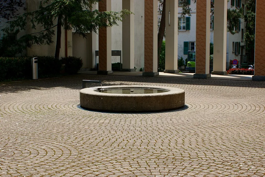 Hofbrunnen St. Marienkirche mit Wylerstrasse im Hintergrund.