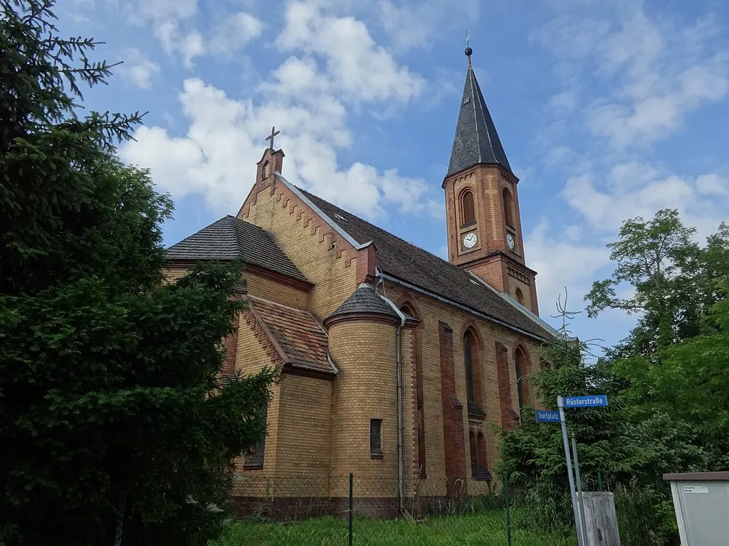 Die Dorfkirche Oderin entstand im Jahr 1894 vermutlich auf den Überresten eines Vorgängerbaus aus dem 17. Jahrhundert. Der streng gegliederte, neugotische Ziegelbau besitzt einen aufwendig gearbeiteten Westturm mit einer polygonalen Apsis.