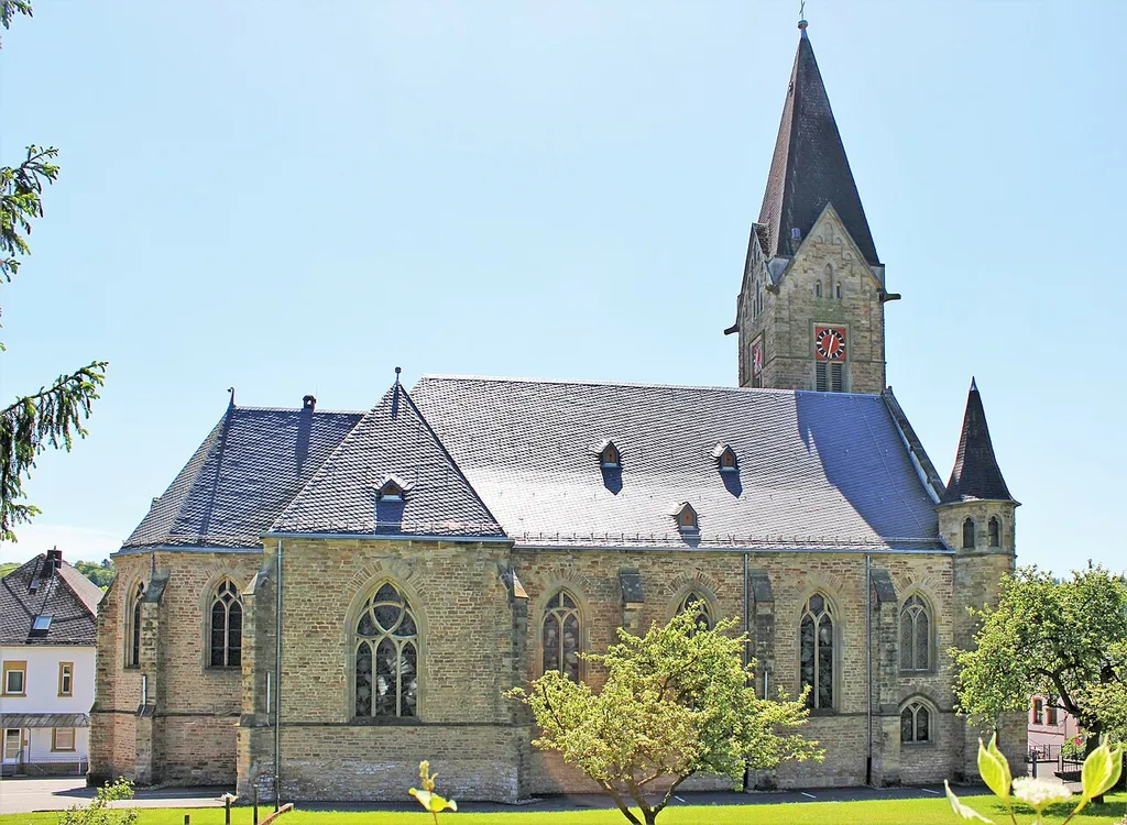 Die katholische Pfarrkirche St. Mauritius in Sotzweiler, einem Ortsteil der Gemeinde Tholey, Landkreis St. Wendel, Saarland