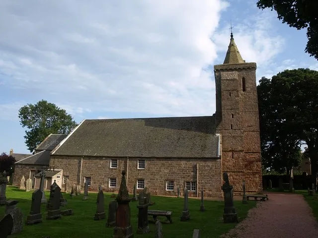 Crail church. This view of 750618 is from the north side of the churchyard across a gridline.