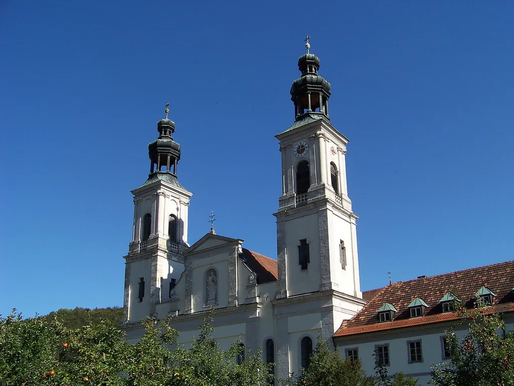 Pielenhofen. Katholische Pfarrkirche und ehem. Klosterkirche Mariä Himmelfahrt, Wandpfeilerkirche mit Satteldächern und Doppelturmfassade mit Giebelfront und Werksteingliederungen, bez. 1719, von Franz Beer.