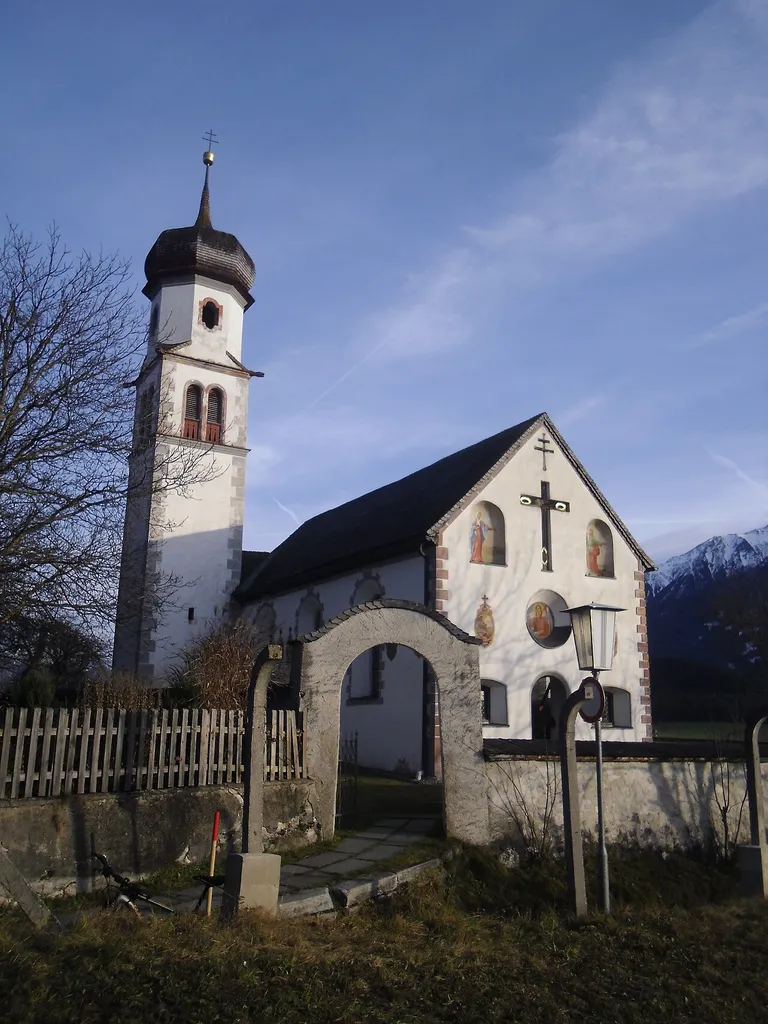 Kath. Filialkirche hl. Georg und Kirchhof in Obermieming
