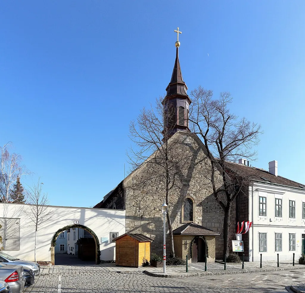 Nordwestansicht der Heiligenstädter Kirche St. Jakob im 19. Wiener Gemeindebezirk Döbling.Die einschiffige Kirche ist eine der ältesten Wiens. Sie wurde über Resten eines römischen Gebäudes errichtet und ist teilweise noch in ihrer ursprünglich Form erhalten. Um 1100 erfolgte ein rechteckiger Choranbau (mit einem Achsknick nach links) und im 12. Jahrhundert erweiterte man das Langhaus Richtung Westen. Diese Form bildet den Kern der heutigen Jakobskirche, die 1256 bereits urkundlich erwähnt wurde. Die Außenmauern der Kirche (unverputzte Bruch- und Bachsteine) zeigen noch romanische Formen, jedoch das Innere wurde barockisiert.