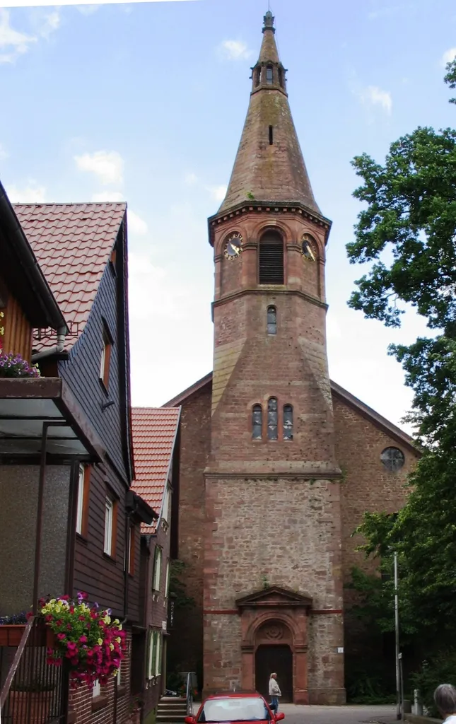 Blick von Westen aus der Turmstraße auf die evangelische Martinskirche von Beerfelden.