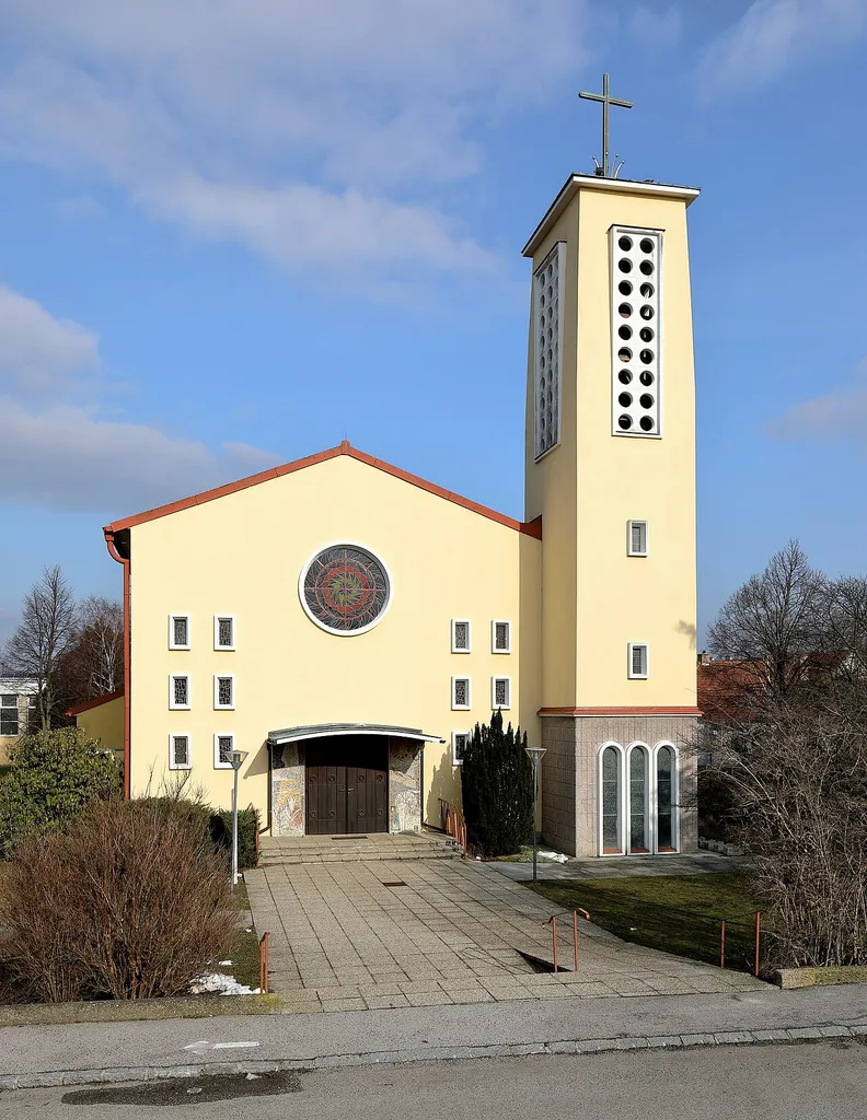 Südwestansicht der röm.-kath. Pfarrkirche Kreuzauffindung in der niederösterreichischen Marktgemeinde Angern an der March. Die Kirche wurde 1958 nach Plänen von Erwin Plevan errichtet und die Mosaiken im Portalbereich sind ein Werk von Hermann Bauch.