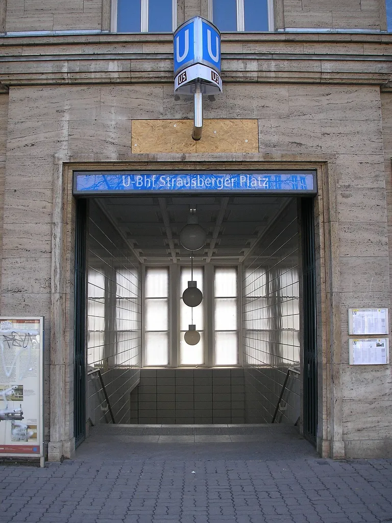 Eingänge des U-Bahnhofs Strausberger Platz