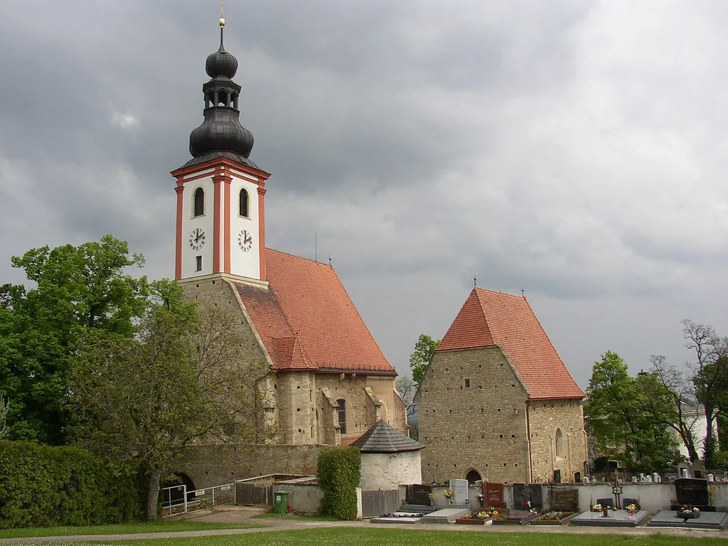 Spätgotischer Wehrkirchenbezirk in Würflach. Links die Pfarrkirche St. Anna, daneben die Kapelle St. Sebastian, davor ein noch erhaltener Teil der Wehrmauer