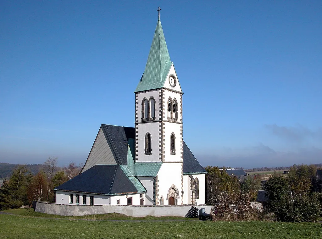 22.10.2011 01778 Fürstenau (Geising -> Altenberg), Dorfstraße: Dorfkirche (GMP: 50.738098,13.82949). Im 14. Jahrhundert erfolgte der Kirchenbau in Fürstenau "Zur unbefleckten Empfängnis Mariae". 1424 wurde die Fürstenauer Kirche "mit einer Glocke beehrt". Die Kirche zu Fürstenau, welche bis 1884 bestanden hat, ist eine der ältesten der ganzen Gegend gewesen. Bei den Frommen jenseits der Grenze galt es als wundertätig mit ihrem heiligen Marienbild. Noch in der Mitte des 19. Jahrhunderts zogen alljährlich Prozessionen aus den nahen böhmischen Orten zur alten Fürstenauer Kirche, die dadurch geradezu zum katholischen Wallfahrtsort auf protestantischen Boden wurde. So kam es, dass am Feste Mariä Himmelfahrt jährlich bis 1883 Wallfahrten nach Fürstenau stattfanden. Am 1. November 1887 wurde mit feierlichem Geleit der Fürstenauer Altar Maria Heimsuchung in die neu errichtete Kapelle nach Vorderzinnwald überführt. Die heutige Dorfkirche wurde 1885 - 1887 mit einem mächtigen, weithin sichtbaren Turm neu errichtet. Seit Sonntag, 06.11.2022, ist in der Kirche Fürstenau eine Kopie der Fürstenauer Madonna zu sehen. [DSCNn2926.TIF]20111022110DR.JPG(c)Blobelt