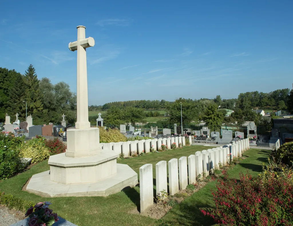 Mont-Bernanchon Churchyard