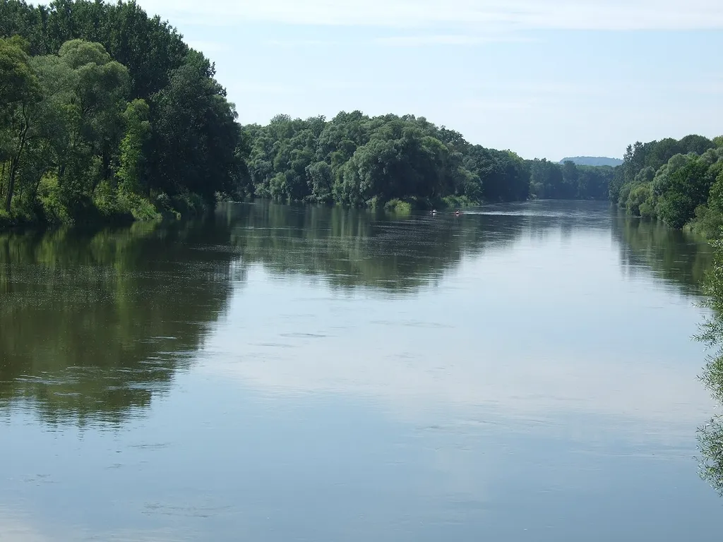 Donau mit Jura-Hängen zwischen Leitheim und Neuburg