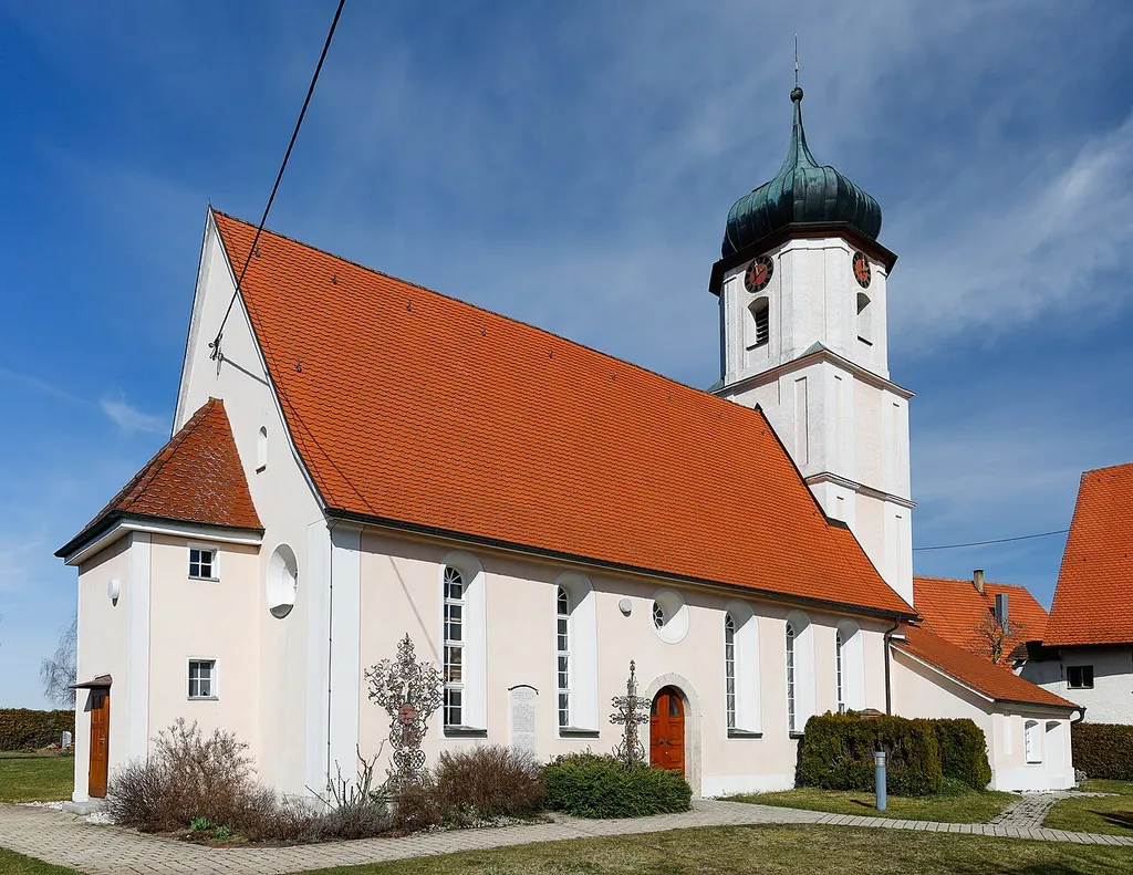 Evangelische Michaelskirche im Ortsteil Luizhausen von Lonsee. Der Kern der Kirche ist mittelalterlich, 1787 wurden die Sakristei und der Turm erneuert, 1862 das Kirchenschiff verlängert. Die Kirche ist gelistet auf S. 258 in Thomas Vogel: Kunst- und Kulturdenkmale im Alb-Donau-Kreis und in Ulm, ISBN 3-8062-1901-X.