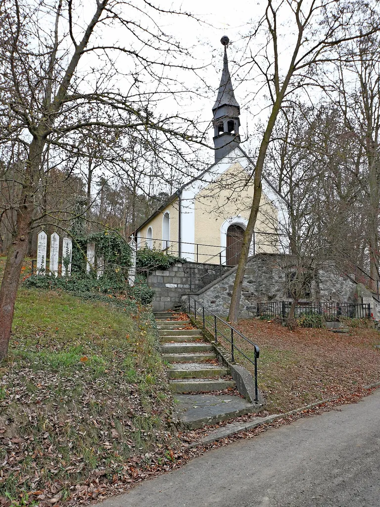 Giebelständiger Saalbau mit eingezogener Apsis, abgewalmtem Satteldach und Dachreiter mit Spitzdach, Blechdeckung, 1901, erweitert 1969; Nordwestansicht