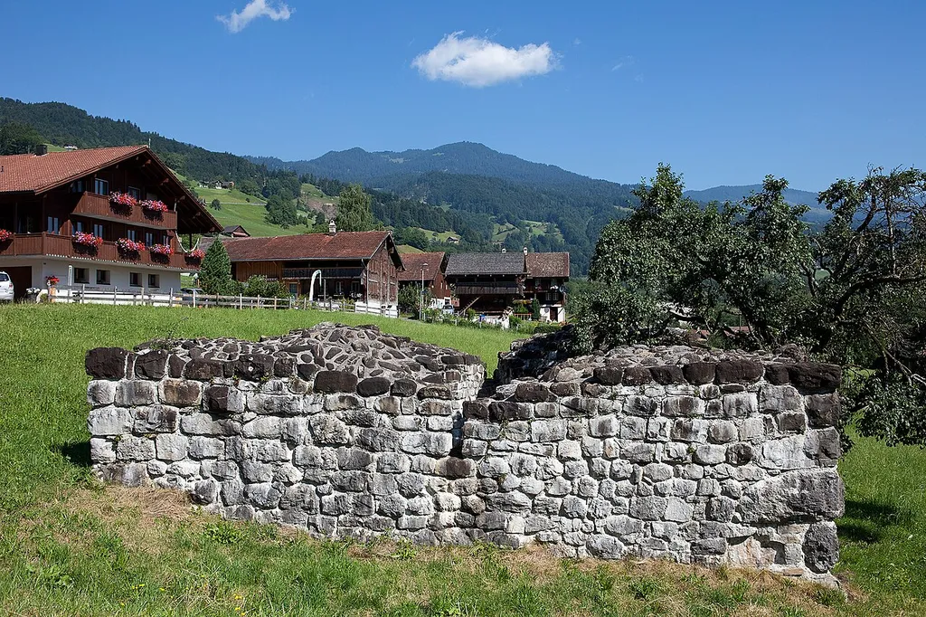 Turmruine Rosenberg (ca. 13. Jh.) im Kleinteil von Giswil