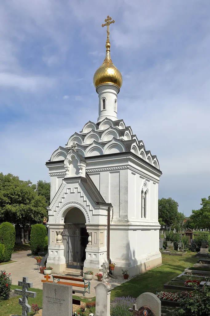 Westansicht der russisch-orthodoxen Kirche zum hl. Lazarus auf dem Wiener Zentralfriedhof im 11. Wiener Gemeindebezirk Simmering. Die Friedhofskirche wurde am 26. April 1895 (julianischer Kalender) geweiht. Anfang der 2000er Jahre wurde sie geschlossen, ab 2004 renoviert und am 12. Oktober 2006 vom Metropolit Kyrill von Smolensk und Kaliningrad neu geweiht.