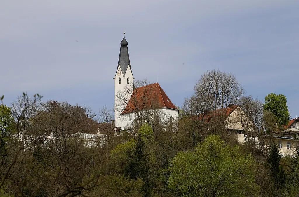 In Pullach im Isartal, Hl. Geist, spätgotischer Saalbau mit polygonalem Chorschluss und Westturm mit Spitzhelm und aufgepfropfter Zwiebelhaube, Ende 15. Jahrhundert, Barockisierung 17./18. Jahrhundert; mit Ausstattung This is a picture of the Bavarian Baudenkmal (cultural heritage monument) with the ID D-1-84-139-14 (Wikidata)