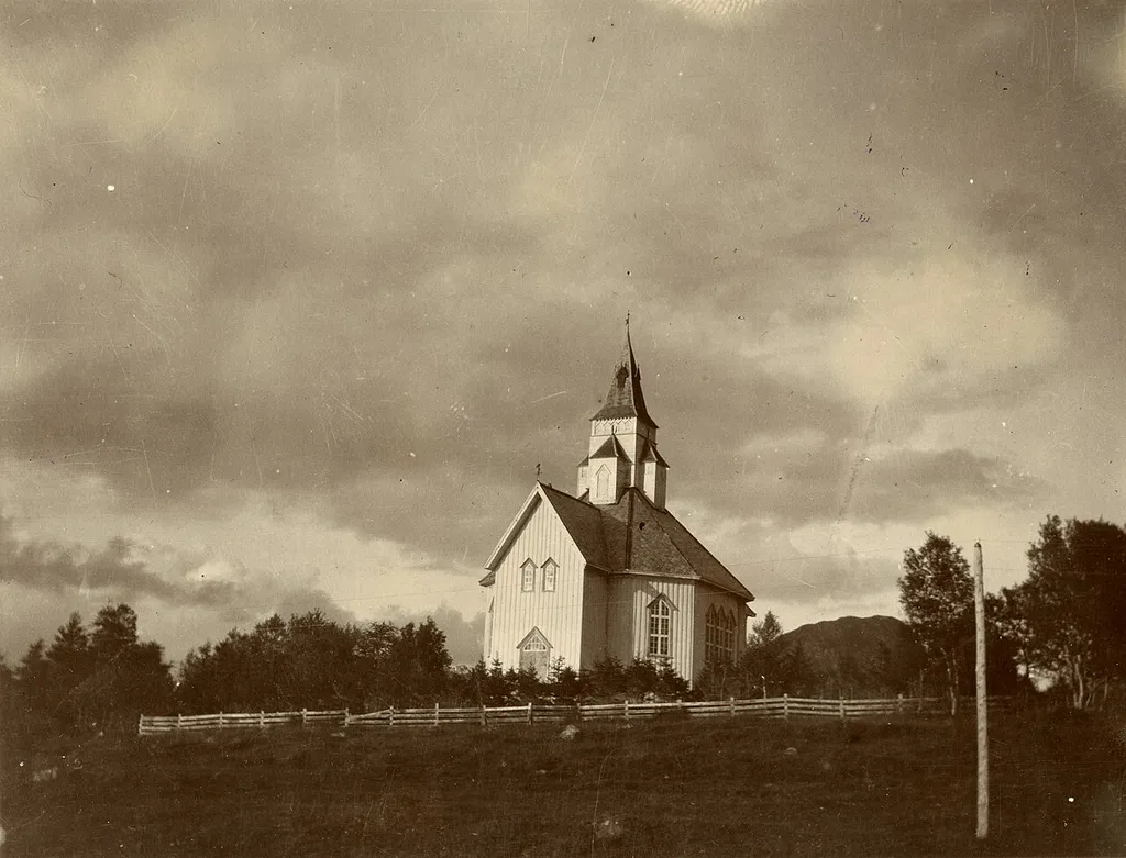 Otterøy kirke. Ukejnt fotograf/Riksantikvaren. Fra Kulturminnebilder.no.