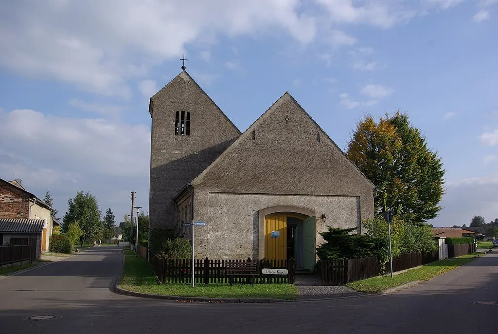 Neißemünde Ortsteil Ratzdorf in Brandenburg. Das Bild zeigt die evangelische Kirche in der Nähe des Friedhofes.