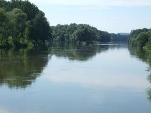 Donau mit Jura-Hängen zwischen Leitheim und Neuburg