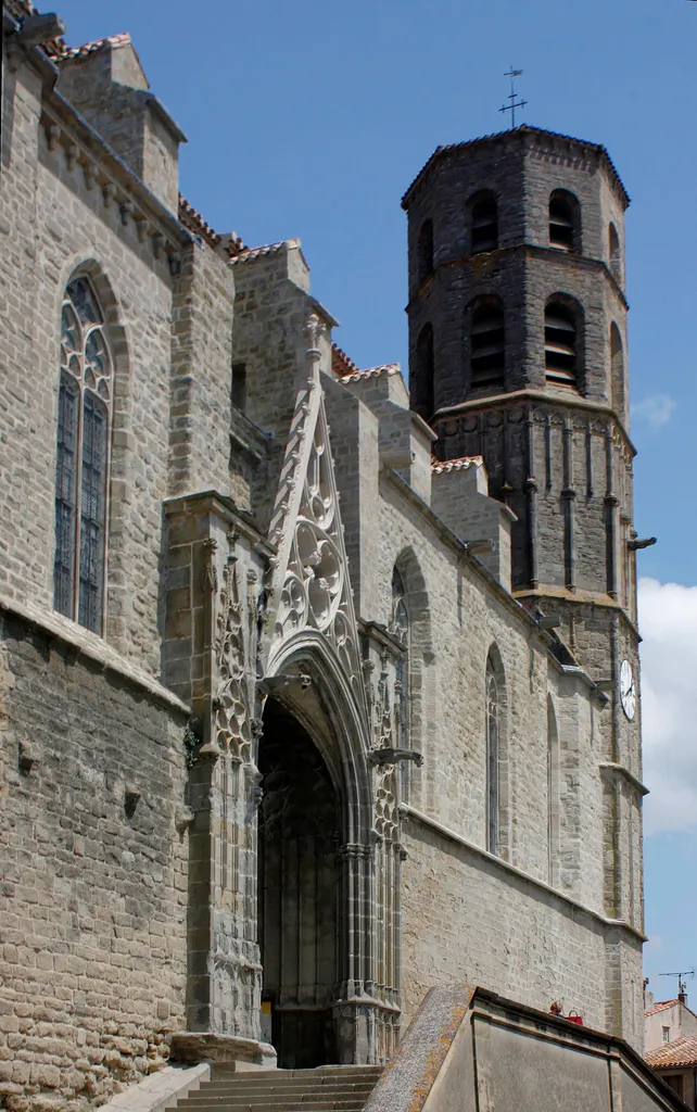 The entrance to the church is through the South porch. Finely carved, atop a staircase overlooking the Place St. Vincent (crowded with cars ...)