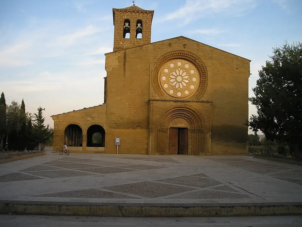 Vista de la portada del Santuario Románico de Santa María de Salas en Huesca