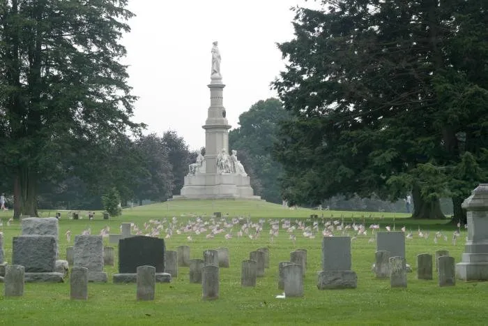 Soldiers National Monument at the center of en:Gettysburg National Cemetery.