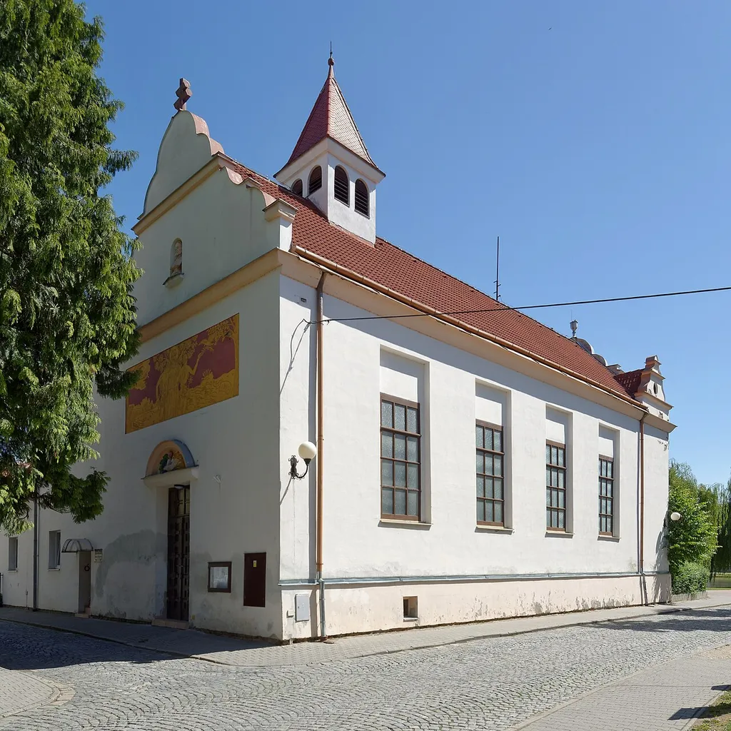 Litovel, Husova ulice, Husův sbor, pohled od jihozápadu. Autorem sgrafita nad vchodem je František Doubrava.