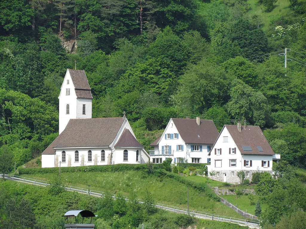 Bildinhalt: Die Evangelische Kirche mit Nebengebäuden in der Schifferstraße, vom Ausgleichsbecken aus gesehen Aufnahmeort: Forbach (Baden), Deutschland