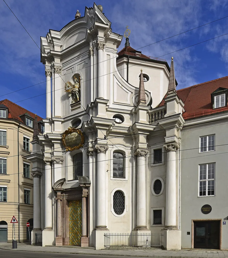 München. Fassadenansicht der Dreifaltigkeitskirche an der Pacellistraße, vormals Pfandhausstraße Nr. 6.