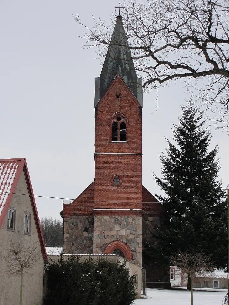 Turmseite der Kirche in Lockstädt, Stadt Putlitz, im Winter.