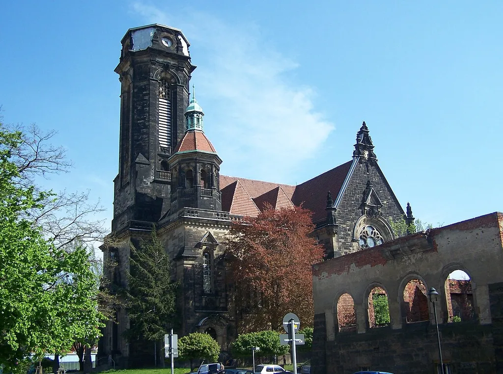 Lukaskirche und Ruine des ehemaligen Gemeindehauses (Lukasplatz 4 / Lukasstraße)