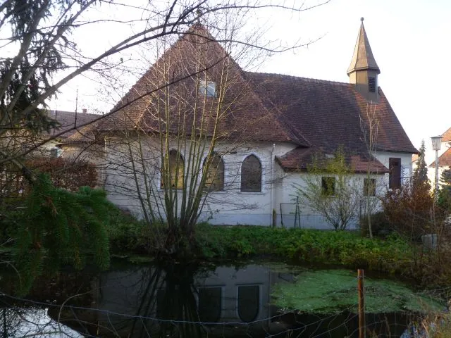 Unterteufenbach, Filialkirche von 1951 und Wassergraben von Schloss Teuffenbach