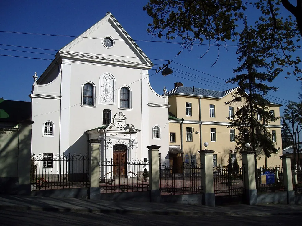 Колишній костел і монастир францисканців у Львові. Вулиця Короленка 1