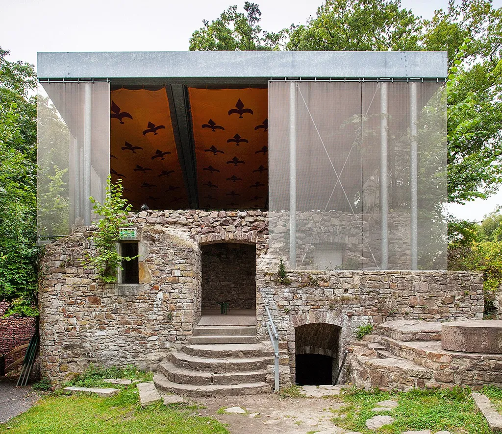 Burgruine in Vlotho auf dem Amtshausberg (Ein Teil der Ruine wurde mit einem Schutzdach versehen)