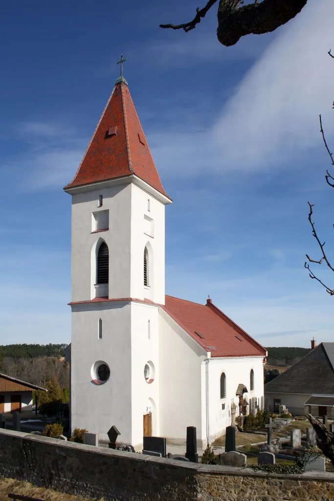 Westansicht der röm.-kath. Pfarrkirche von Dreistetten.
