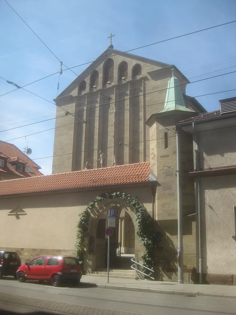 Ansicht der katholischen St. Fideliskirche in Stuttgart von der Seidenstraße aus.
