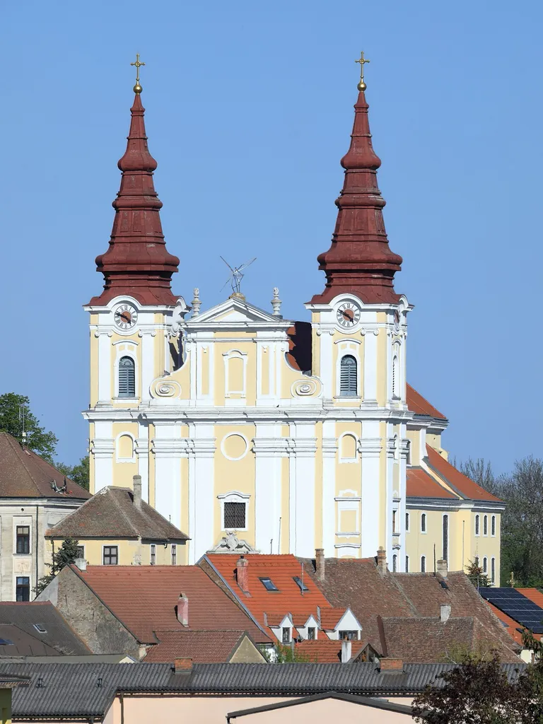 Fernansicht der ortsbildbeherrschenden röm.-kath. Pfarrkirche hl. Georg in der niederösterreichischen Marktgemeinde Wullersdorf.Eine mächtige Barockkirche aus der 1. Hälfte des 18. Jahrhunderts, wobei beim Chor teilweise Bausubstanz von der Vorgängerkirche miteingebunden wurde. Ursprünglich hatte die Kirche nordseitig den Turm der Vorgängerkirche. Beim großen Brand von 1822 wurde er schwer beschädigt und musste dann 1858 endgültig abtragen werden. Als Ersatz wurden 1864/65 nach Plänen von Franz Schlierholz die zwei Fassadentürme errichtet.