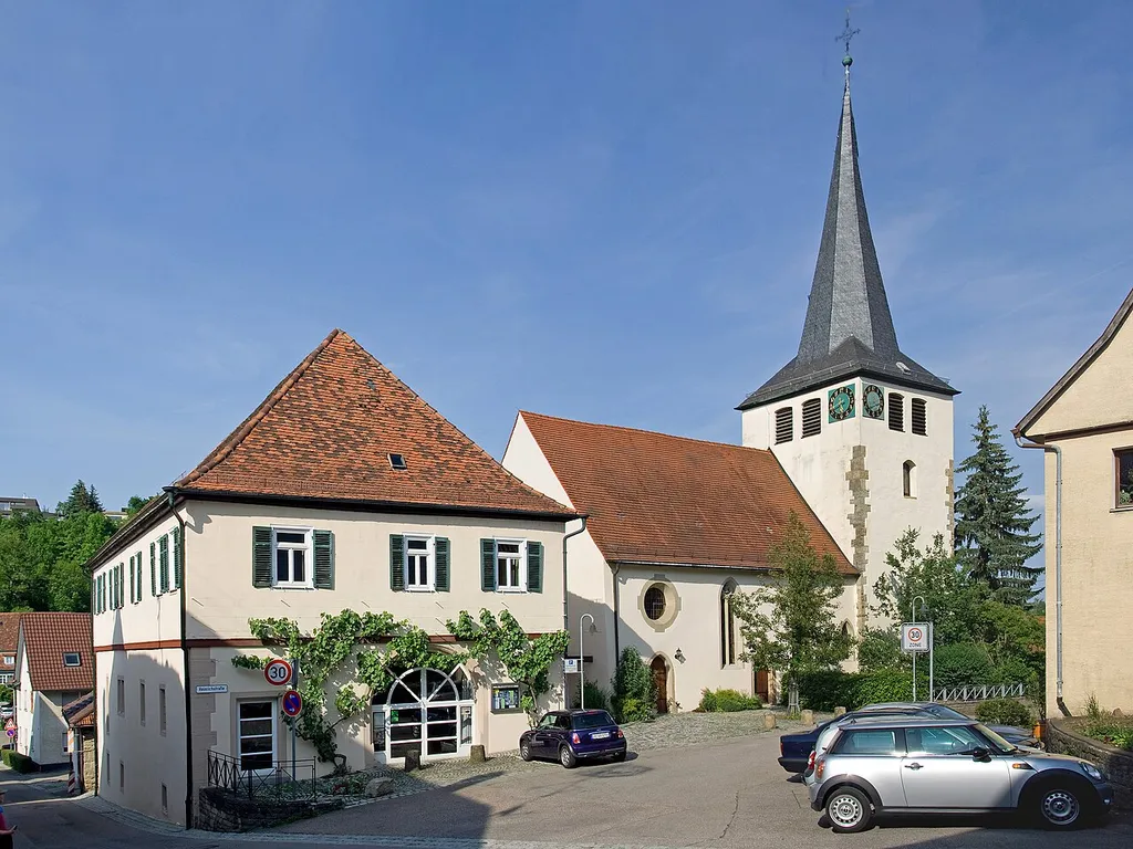 Denkmalgeschütztes Pfarrhaus und Kirche St.-Johannes in Aurich