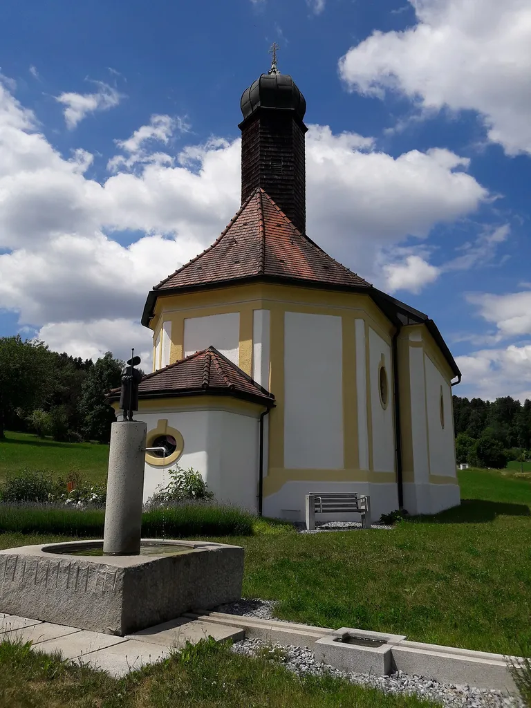St. Kolomann mit Brunnen im Sommer