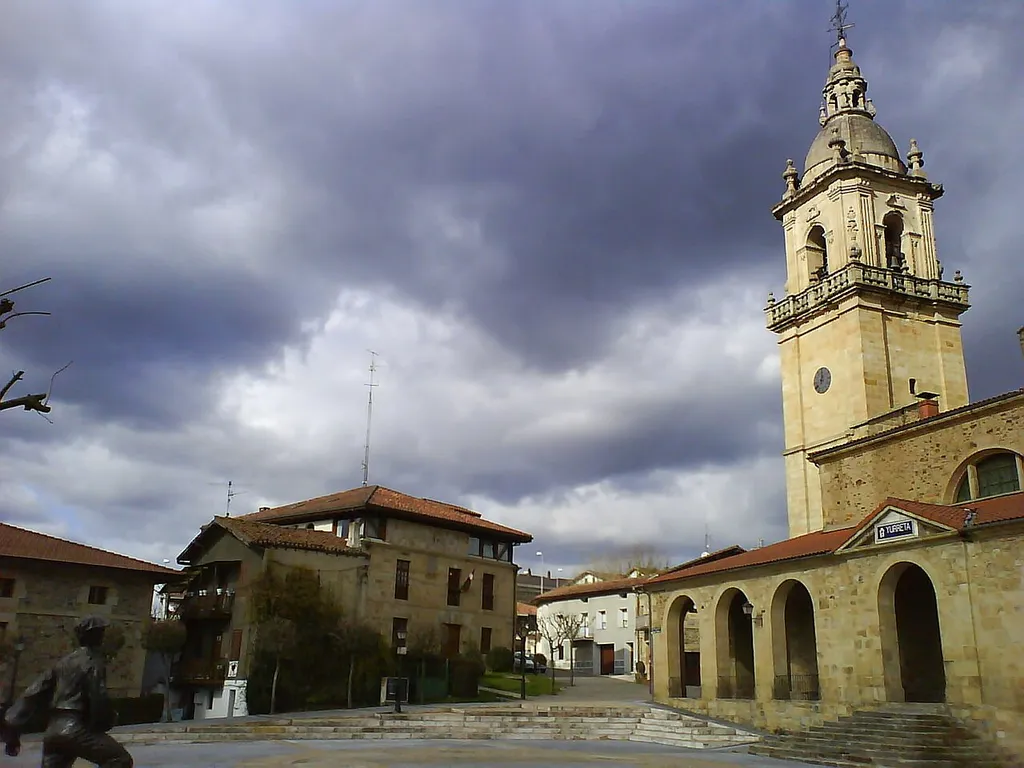 Vista general de la Plaza San Miguel de Iurreta, Vizcaya(País vasco) (España).
