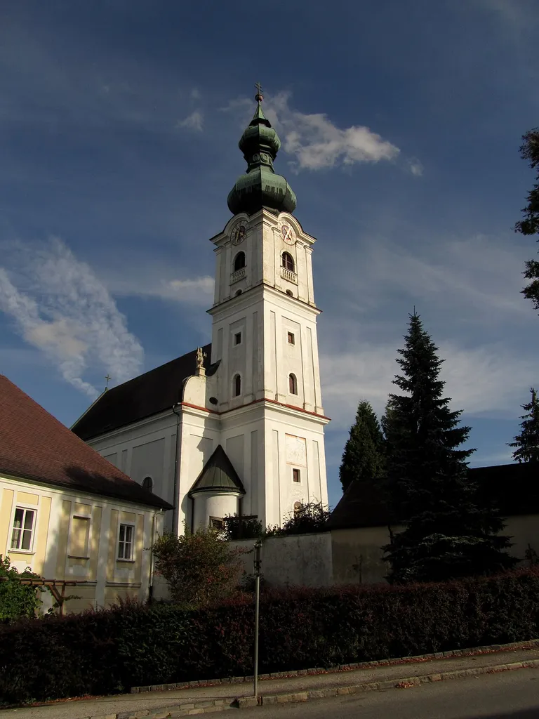 Kath. Pfarrkirche hl. Johannes der Täufer und ehem. Friedhof