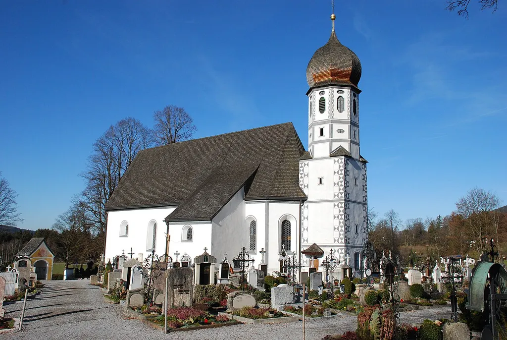 Friedhofskapelle Maria Schutz in Fischbachau, Landkreis Miesbach, Regierungsbezirk Oberbayern, Bayern. Als Baudenkmal in der Bayerischen Denkmalliste aufgeführt.