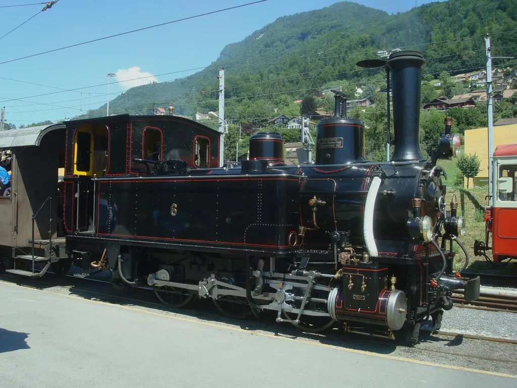Dampflokomotive G 3/3 6 der Bière–Apples–Morges-Bahn (BAM) bei der Museumsbahn Blonay-Chamby (BC) im Sommer 2010 in Blonay. Ursprünglich Jura–Bern–Luzern-Bahn G 3/3 309, dann Jura–Simplon-Bahn (JS) G 3/3 909, dann SBB Brünig G 3/3 6.